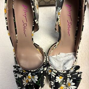 Betsey Johnson Black and White Daisy Heels